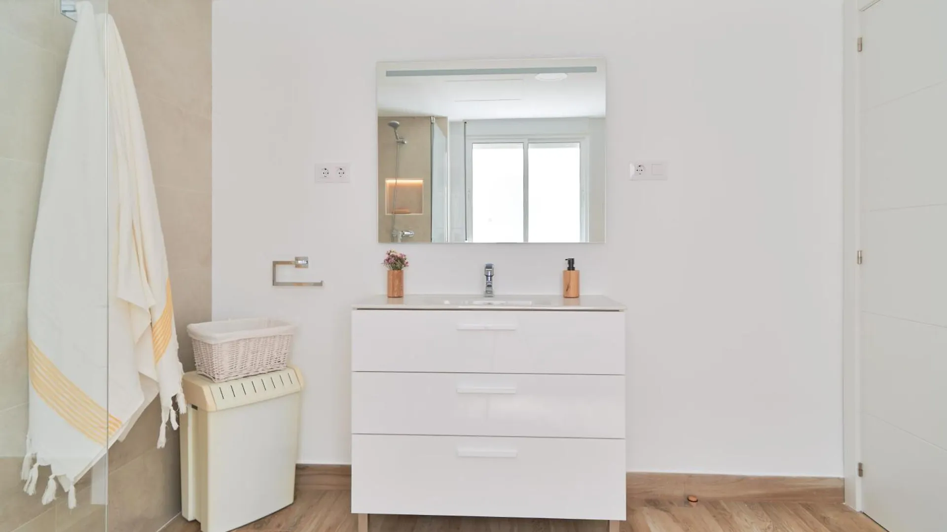 アパート Luminoso Apartamento En Primera Linea De Playa En エステポナ スペイン